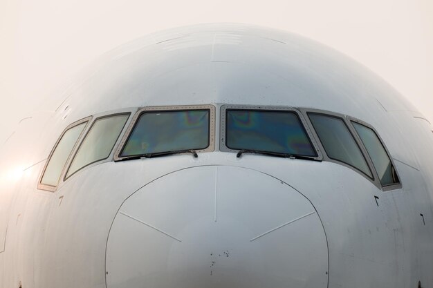 Foto prossimo piano dell'aereo contro un cielo limpido