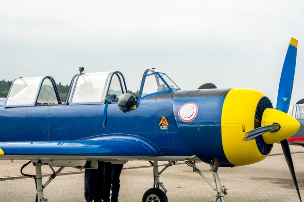 Foto prossimo piano dell'aereo contro il cielo