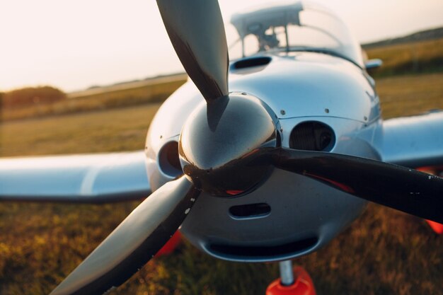 Foto prossimo piano dell'aereo sul campo