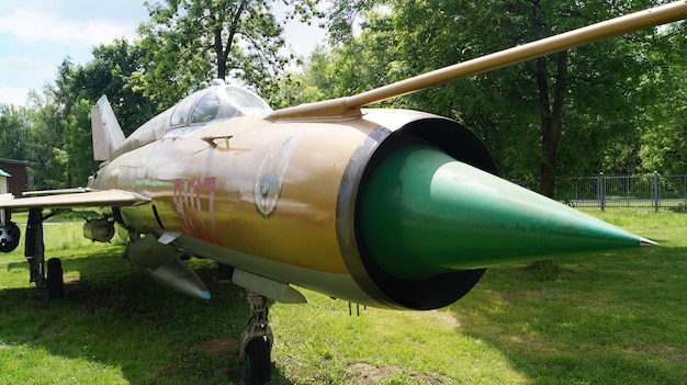 草の上での飛行機のクローズアップ