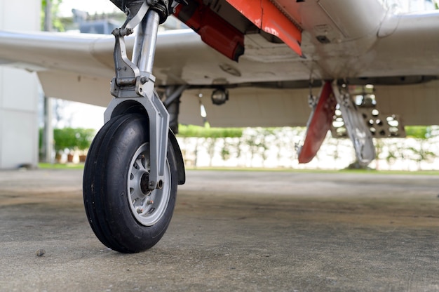 飛行場の飛行機の車輪のクローズアップ