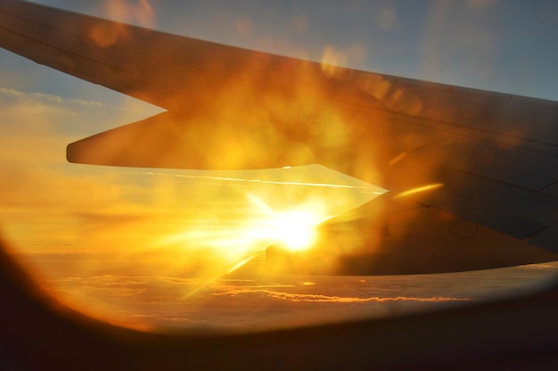 Foto close-up dell'ala dell'aereo contro il cielo durante il tramonto