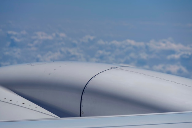 Photo close-up of airplane wing against sky