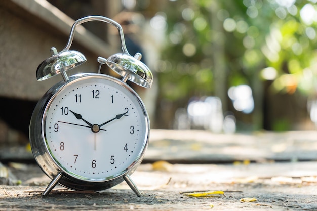 Photo close-up of alarm clock on footpath