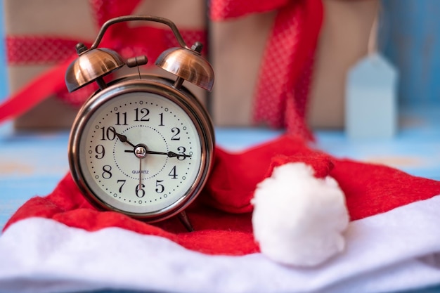 Foto close-up della sveglia sul cappello di babbo natale