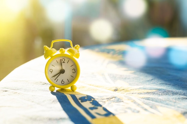 Photo close-up of alarm clock on table outdoors