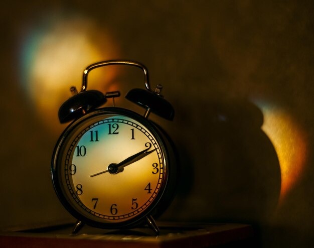 Photo close-up of alarm clock on table