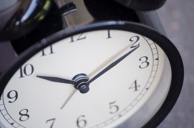 Photo close-up of alarm clock on table