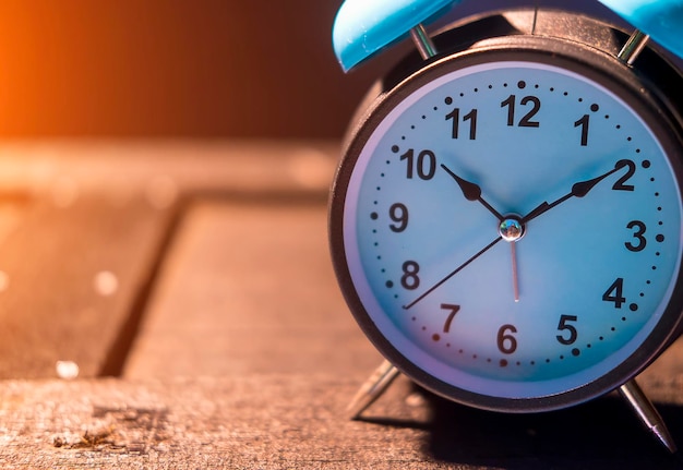 Photo close-up of alarm clock on table