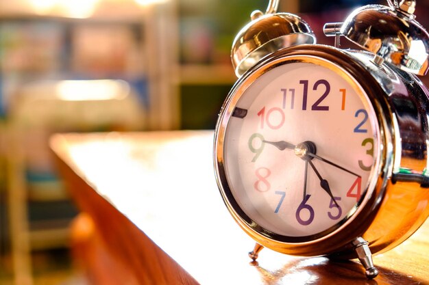 Photo close-up of alarm clock on table