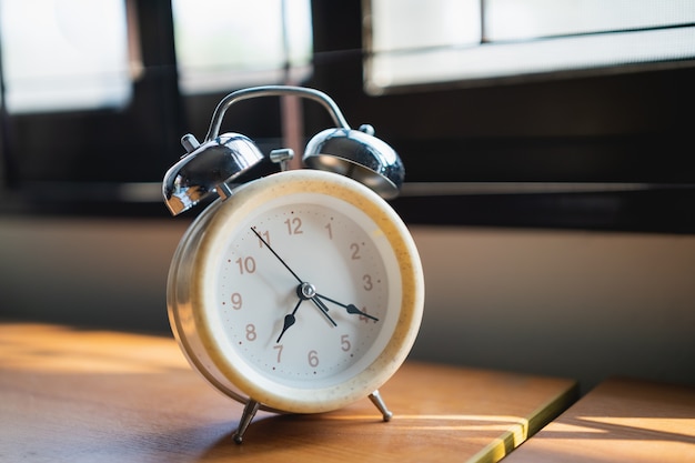 Photo close up of alarm clock on wood office table