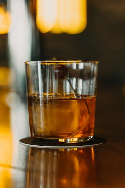 Photo close-up of alcohol in glass on table