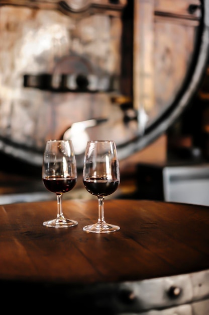 Photo close-up of alcoholic drinks served on wooden table in restaurant