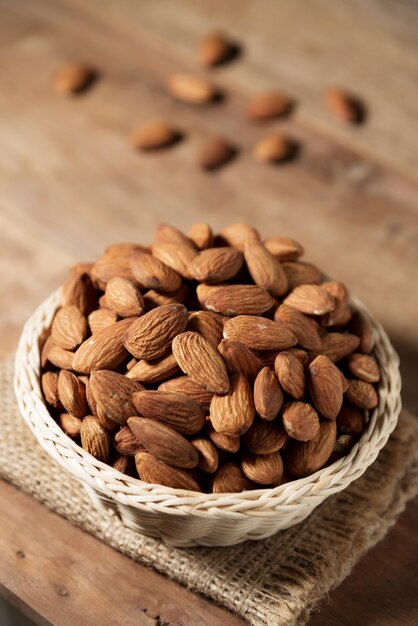 Photo close-up of almonds in basket on table