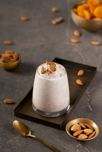 Foto primo piano sul dessert di granita di mandorle