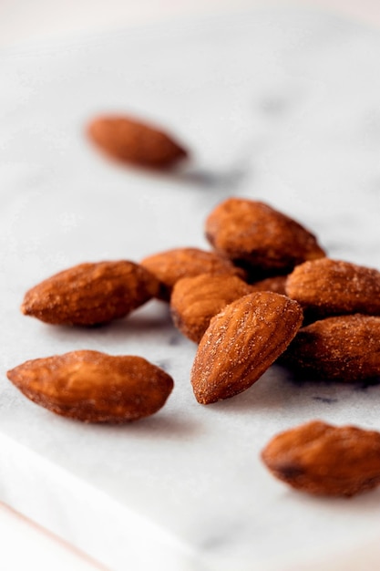 Photo close-up of almonds on table