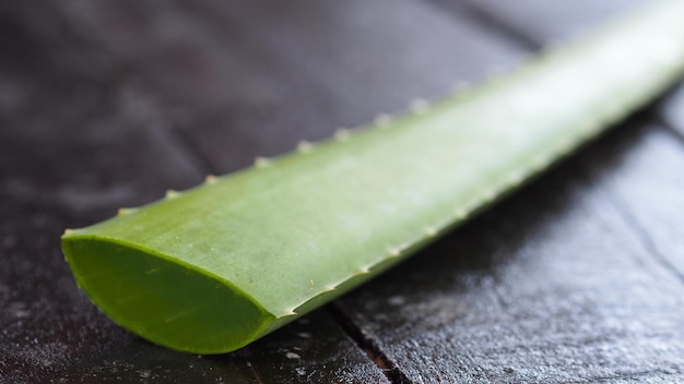 Foto prossimo piano dell'aloe vera su tavola