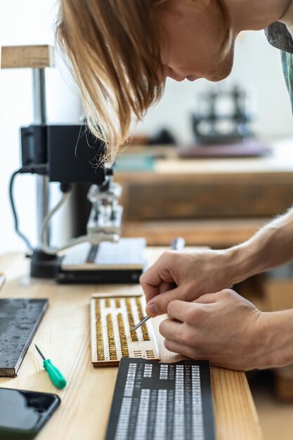 Close-up ambachtsman handen typen tekst voor branding leer met persoonlijke stempel ambachtelijke label maken