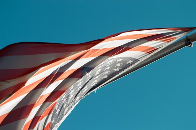 Foto close-up della bandiera americana contro un cielo blu limpido