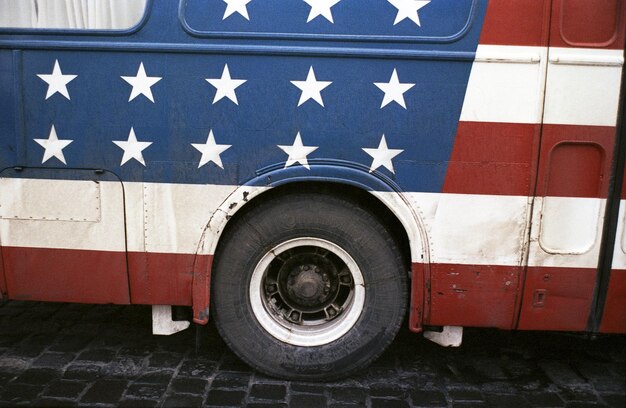 Photo close-up of american flag on bus