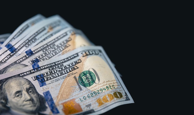 Close-up Amerikaanse dollarbiljetten op een zwarte achtergrond