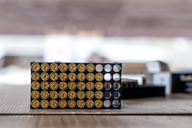 Photo close-up of ammunitions on table