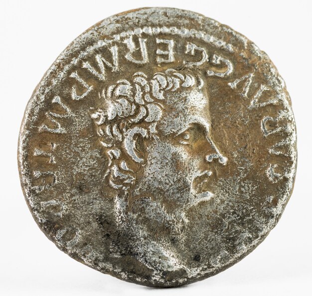 Крупным планом на древней монете с изолированным Калигулой Августом