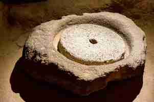 Photo close up of ancient turkish stone mill to grind grain