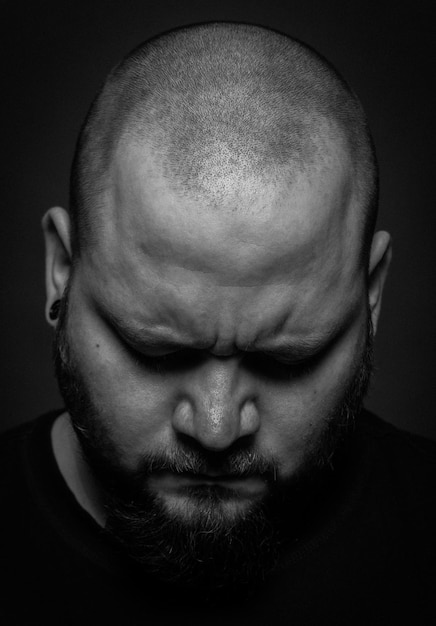 Foto close-up di un uomo arrabbiato sullo sfondo nero