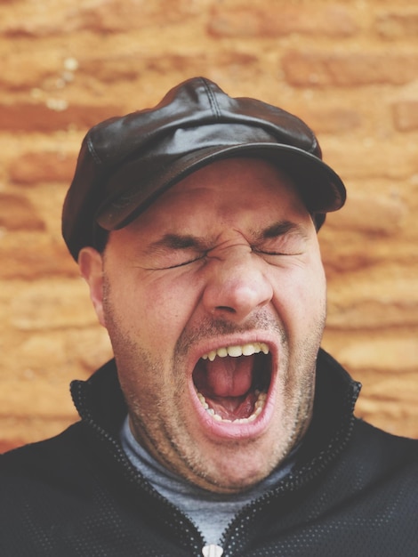 Photo close-up angry man screaming