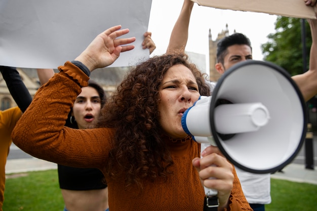 Photo close up angry woman shouting into a megaphone