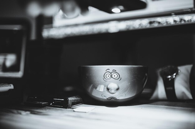 Photo close-up of anthropomorphic face on cup