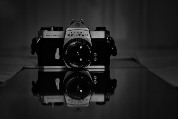 Photo close-up of antique camera on table