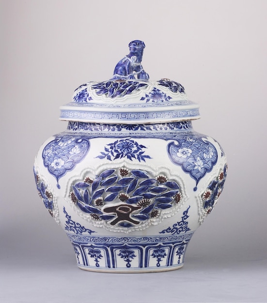 灰色の背景にカバーをかぶった古代中国製の花瓶のクローズアップ