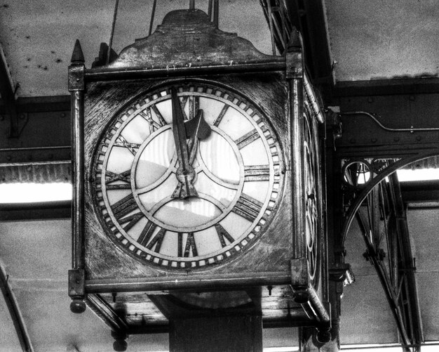 Foto prossimo piano di un orologio antico