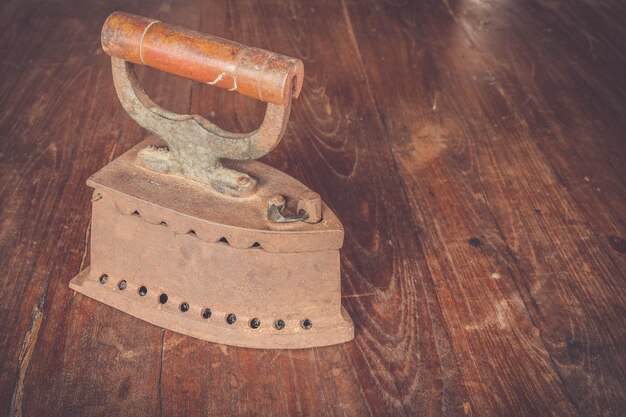 Photo close-up of antique iron on table