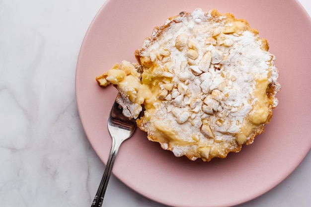 Foto primo piano di appetitosa crostata di mele