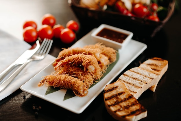 Foto primo piano, gamberetti al forno appetitosi sulla zolla bianca