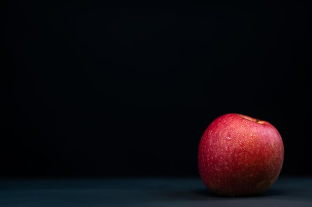 Photo close-up of apple against black background