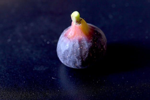 Foto close-up di una mela su uno sfondo nero