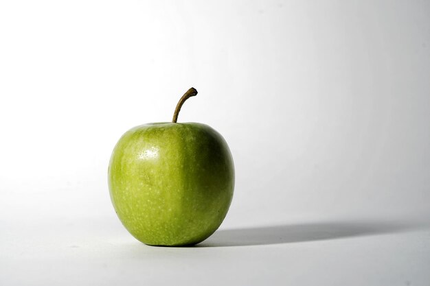 Foto close-up di una mela sullo sfondo bianco