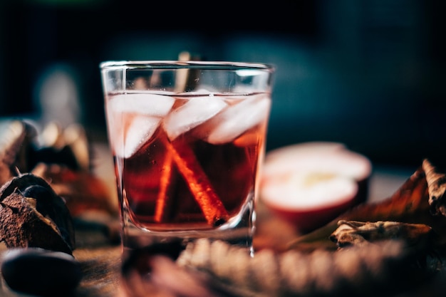 Photo close-up of apple cider in glass on table