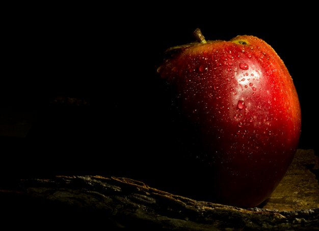 Photo close-up of apple on table against black background