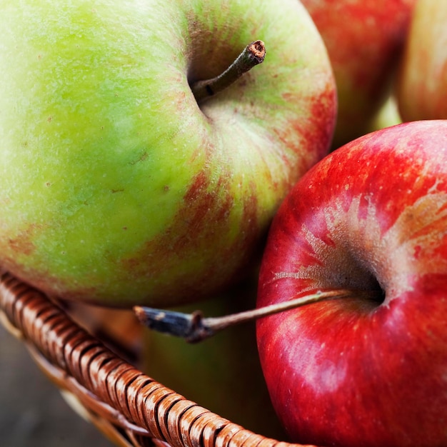 Photo close-up of apple on table