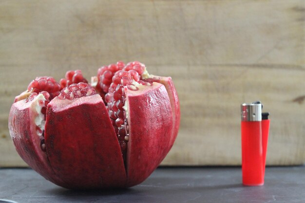Foto close-up di una mela sul tavolo