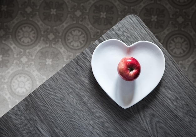 Photo close-up of apple on table