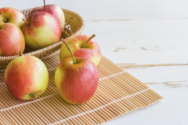 테이블 위 에 있는 바구니 에 있는 사과 들 의 클로즈업