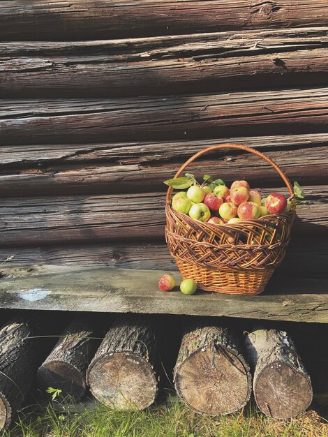 Photo close-up of apples in basket on table