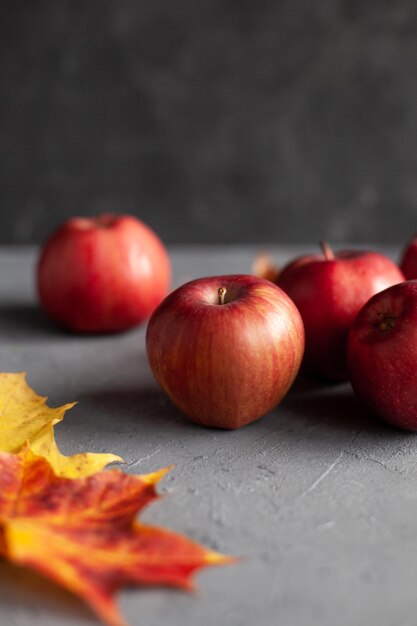 Photo close-up of apples on table