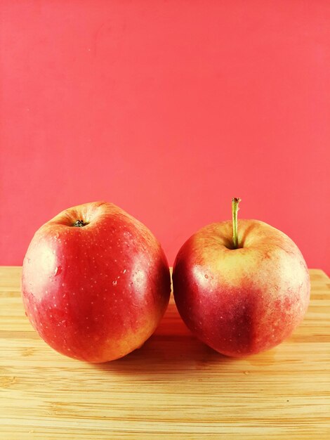 Photo close-up of apples on table